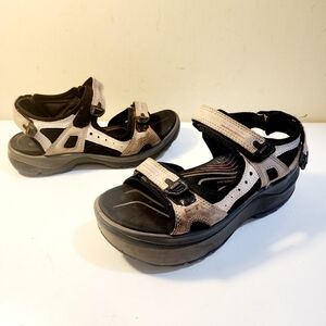 ECCO Women's Sandals in Black and Tan size 39